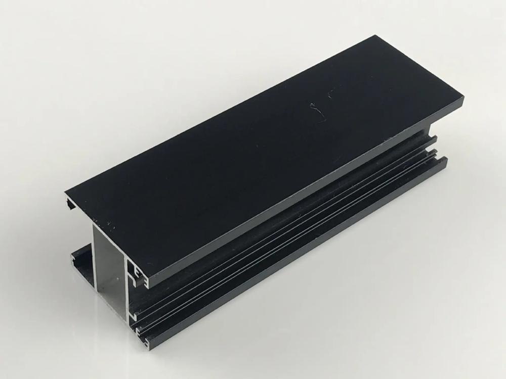 该喷涂方法适用于薄膜厚的小工业铝型材外表,以及中型管道或金属网